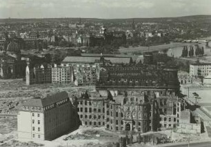 Dresden. Blick vom Rathausturm über die Ruine des Landhauses und die beräumte Innenstadt nach Nordosten zum Albertinum