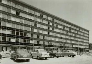 Chemnitz, Brückenstr., Parkplatz vor Bürohaus