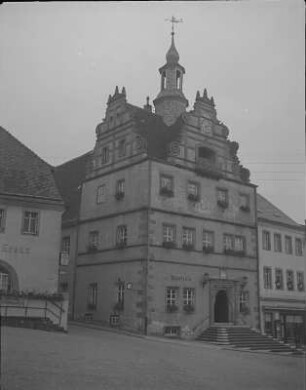 Colditz, Rathaus, Eckansicht mit Portal