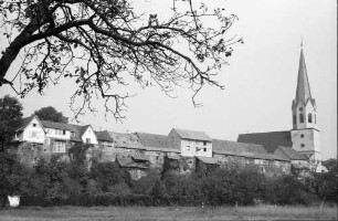 Jockgrim: Stadtmauer und Kirche