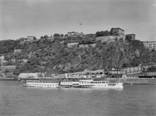 Blick auf die Festung Ehrenbreitstein in Koblenz, im Vordergrund der Ausflugsdampfer Glückauf