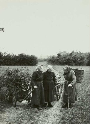 Holzsammlerinnen mit Leiterwagen und Kiepe in den Auenwäldern der Luppe nordwestlich von Gundorf im Forstrevier Naunhof