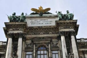 Wien - Neue Hofburg : Blick auf ein Portal der Neuen Hofburg in Wien, gesehen vom Burggarten aus, 2008