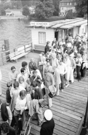 1979 Nobelpreisträgertagung Physik: Landungssteg von oben, Mitte links [Frau Kastler ?], Alfred Kastler, Mitte rechts Frau R. Segrè, Emilio Segrè, Eugene Wigner
