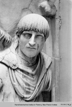 Hochrelief: Mann mit Pferd, darüber zwei Büsten