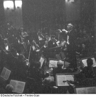 Konzert des Gewandhausorchesters Leipzig unter Leitung von Václav Neumann (A. Dvorak, Slawische Tänze)