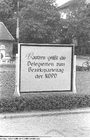 Bautzen. Nationaldemokratische Partei Deutschlands (NDPD), Bezirksparteitag, Begrüßungstafel, Ankunft der Delegierten auf dem Bahnhof, September 1956 & Nationaldemokratische Partei Deutschlands (NDPD) - Christlich Demokratische Union (CDU), September 1956