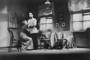 Szenenbilder aus " Die Familie" von I. Popow mit H. Thate, F. Nowack, K. F. Feudel, K. Weber, H. Scholz, E. Meyer, J. Thomas, L. Loebinger, H. Dieckhoff, S. Haacker, Maxim-Gorki-Theater, Premiere 02.12.1953