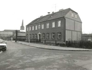 Friedland. Rathaus, Lindenstraße 2. Straßenansicht mit Turm der Pfarrkirche