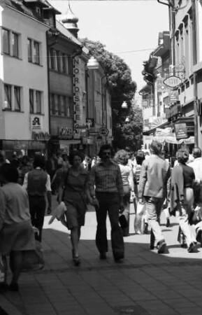 Freiburg: Fußgänger in Oberlinden, Richtung Herrenstraße