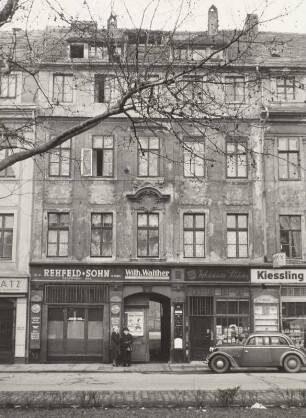 Dresden-Neudtadt, Hauptstraße 17. Wohnhaus mit Läden