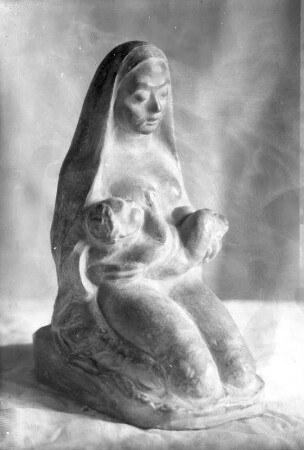 Mutter mit Kind : Mutter mit Kind. Gips (vor 1969; M. Böhmer)