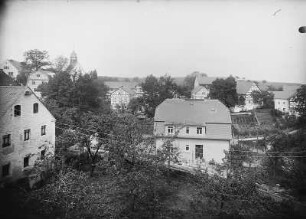 Seifersdorf : Seifersdorf. Ortsteilansicht. Blick auf das Mitteldorf, Häuser am Dorfplatz, Kirche mit Pfarrhaus und Schule