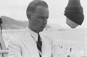 Reisefotos Mittelmeer. Der Bordfotograf Franz Grasser an Deck des Passagierschiffes "Milwaukee"