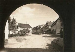 Lauenstein, Marktplatz : Lauenstein, Durchblick vom Schlosseingang