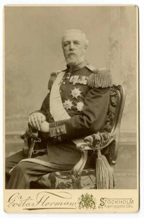 König Oskar II. (1872-1907) von Schweden und (bis 1905) von Norwegen, in Uniform mit Schärpe und Orden, sitzend, Brustbild in Halbprofil
