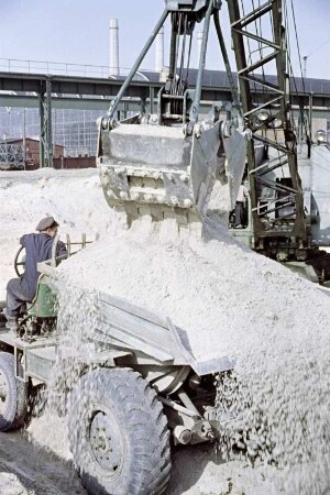Bau des Gaskombinates Schwarze Pumpe. Dumper wird mit Sand beladen. : Twar płunokombinata Čorna Pumpa. Dumper so z pěskom nakładuje.