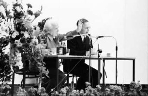 Freiburg: St. Ursula Gymnasium, Aula, Carlo Carretto, Perugia, am Podium