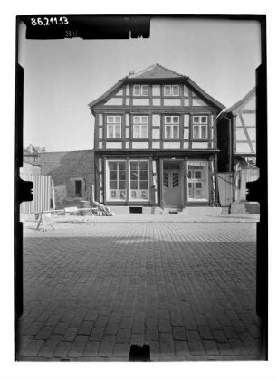 Grabow, Karl-Marx-Straße (Große Straße) 12. Wohnhaus mit Laden (Friseursalon). Straßenfront