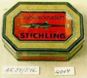 Blechdose für "Stahlstecknadeln SCHUTZ-MARKE STICHLING" (Abbildung eines Fisches)