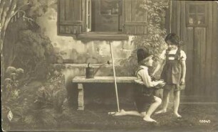 [Mädchen und Junge spielen draußen]
