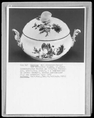 Terrine mit Altozier-Relief und deutschen Blumen