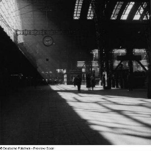 Frankfurt am Main. Hauptbahnhof. Querbahnsteig der Bahnsteighalle