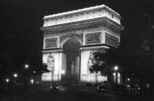 Paris: Arc de Triomphe, nachts, angestrahlt, näher