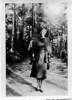 Hildegard Ostkamp-Blumer (1909-2001; Sopranistin), Ehefrau des Komponisten Theodor Blumer (1881-1964). Fotografie im Freien, um 1935