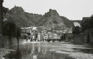 Idar-Oberstein, Ortsansicht : Idar-Oberstein. Ortsansicht mit Neuem und Altem Schloss und Felsenkirche. Blick über die Nahe