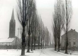 Straßenraum in Dissen : Dorfsiedlungen. Ort: Dešno / Dissen. Dorfstraße