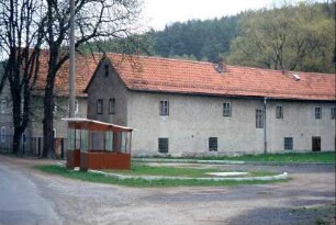ehemaliges Ferienlager mit Parkplatz und Bushaltestelle