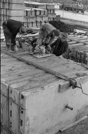 Dresden-Striesen. Baustelle Wohnungsbau (1955/1965). Männer beim Betonieren