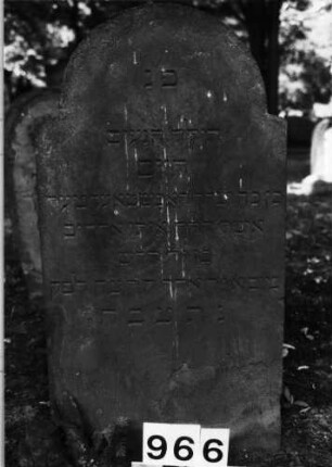 Grabstein 966 (Index: 99630458) Material: Sandstein Zustand: unten abgeblättert, leicht verwittert Maße HxBxT: 88x48x9 cm Beschreibung: Stele mit eingezogenem Rundbogenabschluß Besonderheit: Zitat Psalm 126, 5: Grabstein 966