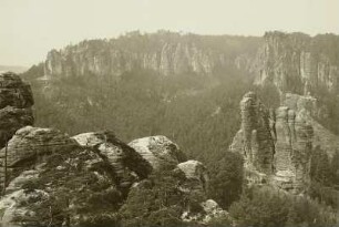 Elbsandsteingebirge. Blick von den Feldsteinen über den Amselgrund zur Bastei