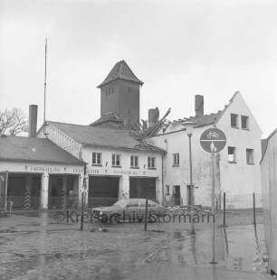 Feuerwache Woldenhorn: Schäferweg: [ehemaliges Elektrizitätswerk]: Abriss: Verwaltungsgebäude ohne Dachstuhl: Feuerwehrgerätehaus mit Funkantenne: dahinter Schlauchturm: davor Pkw, Bauzaun, Straßenlampe, Verkehrsschild