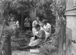 Handarbeit im Garten der Fam. Krauße