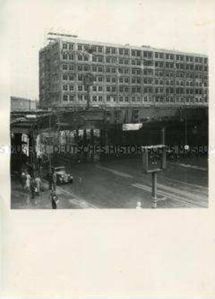 Das zerstörte Berlin - Blick auf das Warenhaus am Alexanderplatz