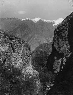Felsen : Felsen vor einem Gebirgszug im Tian Shan Hochgebirge