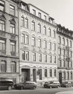 Wohnhaus mit Laden