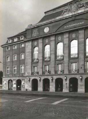 Dresden-Altstadt. Schauspielhaus (1912/1913; W. Lossow, M. H. Kühne, Umbau 1993-1995). Haupteingangsfront. Teilansicht mit Gesimsfiguren (G. Wrba) von Norden