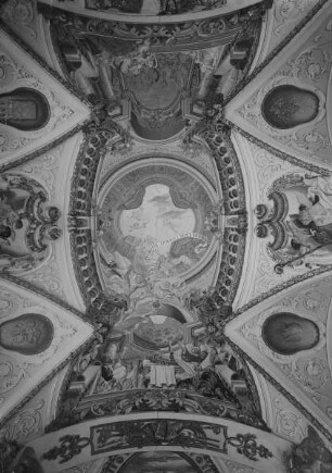 Messe lesender Geistlicher und Relief der Konstantinschlacht