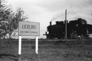 Liebling: Ortsschild Liebling, Hintergrund Zug