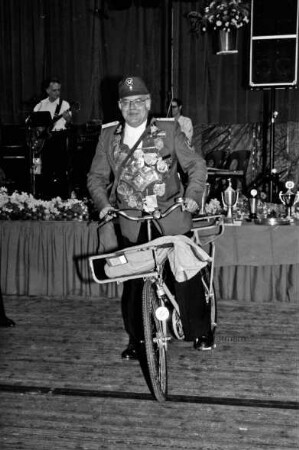 Schützenfest: Schützenkönig Heinrich Breckling von der Ahrensburger Schützengilde mit Postfahrrad