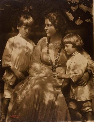 Elena Luksch-Makowsky mit den Kindern Peter und Andreas