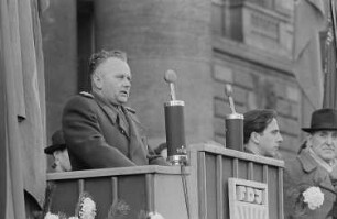 Redner am Pult während einer FDJ-Kundgebung in Leipzig anlässlich des Todestages von Rosa Luxemburg und Karl Liebknecht
