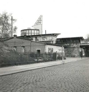 Dresden-Pieschen, Leisniger Platz 7 b. Haltepunkt Pieschen (um 1900). Ehemaliges Empfangsgebäude, Stützmauer und Bahnsteige. Straßenansicht