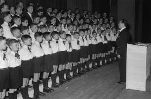 Auftritt des Posener Rundfunk-Chor : Chor und Chorleiter auf der Bühne