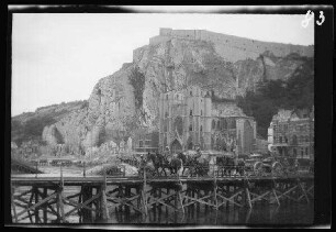 Dinant (Provinz Namur, Belgien): Überqueren der Maas (Gewässer) auf einer Behelfsbrücke ("Maasübergang I. Armee-Korps")