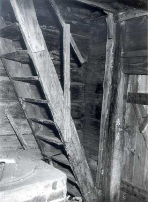 Bodentreppe in einem Haus in Bergheide : Bauwesen - Wohnung, Interieur. Ort: Góra / Bergheide. Haus Nr. 12. Bodentreppe.